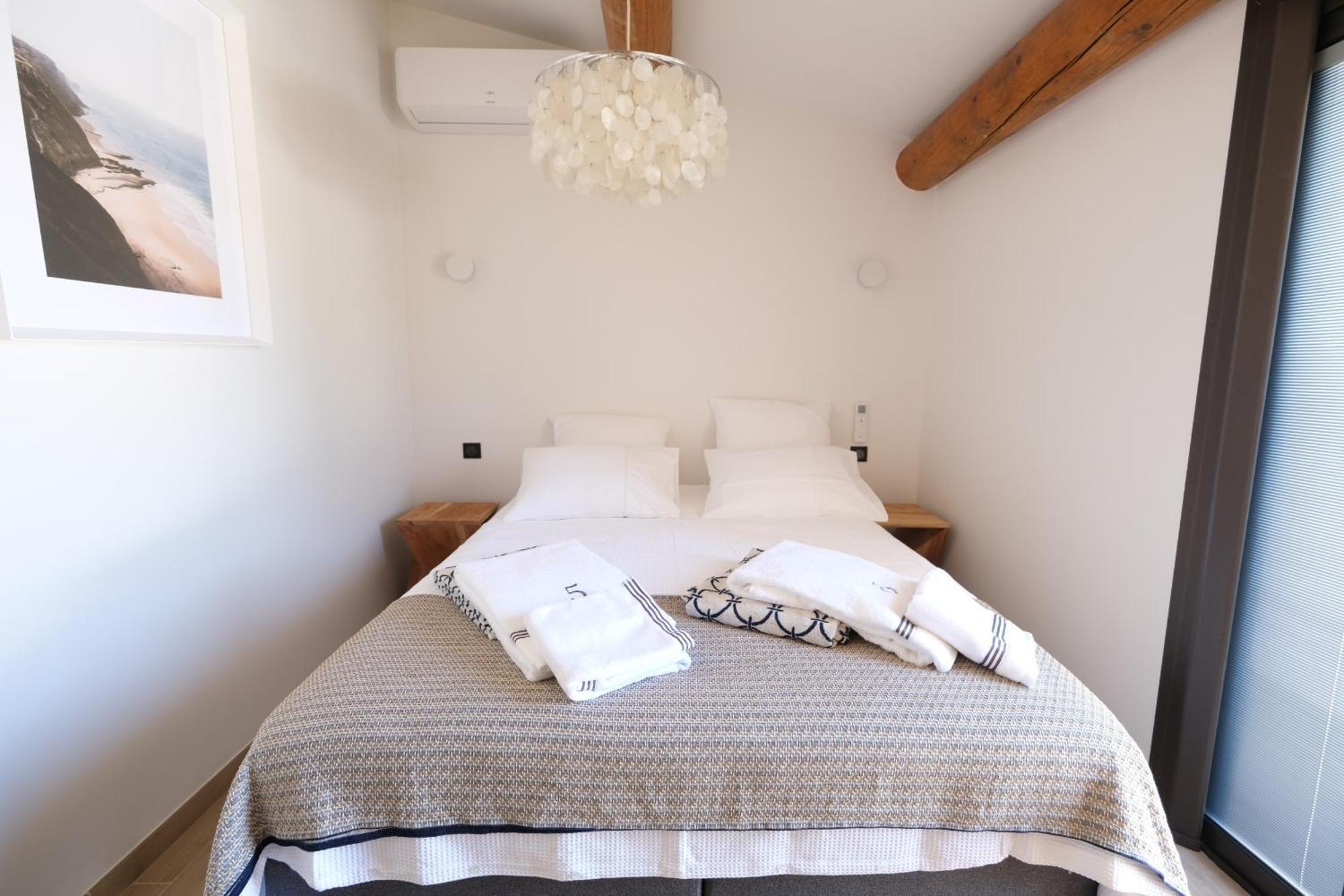 Provencal House With Heated Pool, View Of The Luberon In Robion - Accommodates 12 People. Exterior photo
