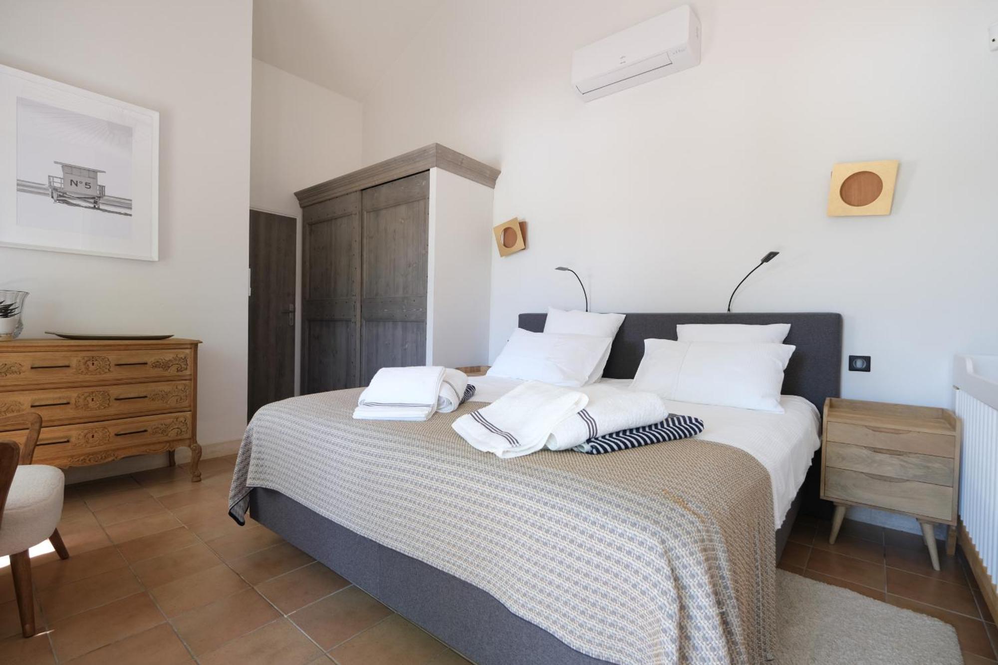 Provencal House With Heated Pool, View Of The Luberon In Robion - Accommodates 12 People. Exterior photo