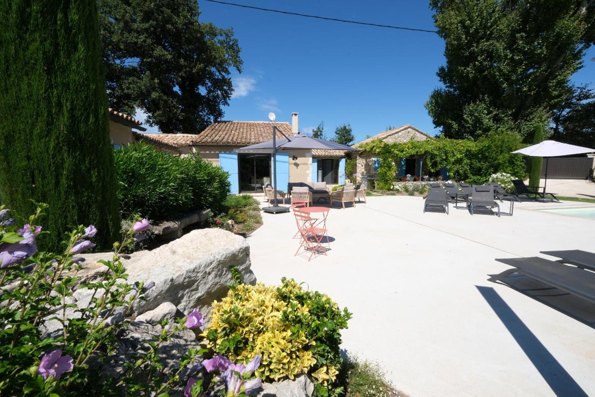 Provencal House With Heated Pool, View Of The Luberon In Robion - Accommodates 12 People. Exterior photo