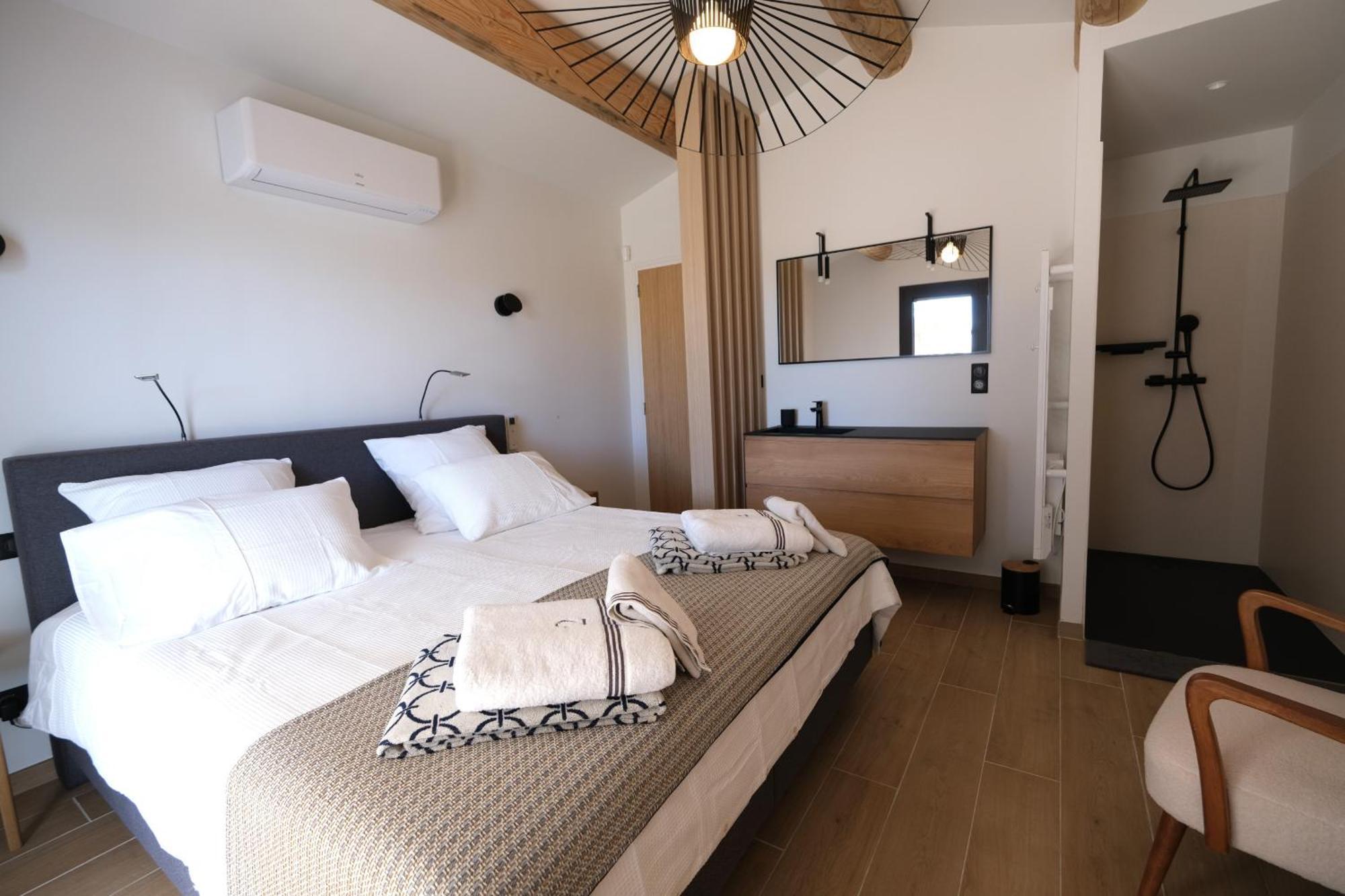Provencal House With Heated Pool, View Of The Luberon In Robion - Accommodates 12 People. Exterior photo